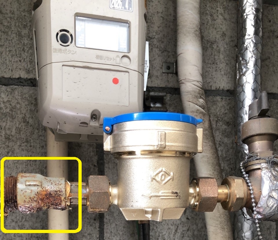 水道メーター前後の水道管の腐食の写真 水道メーター前後の水道管の腐食の写真