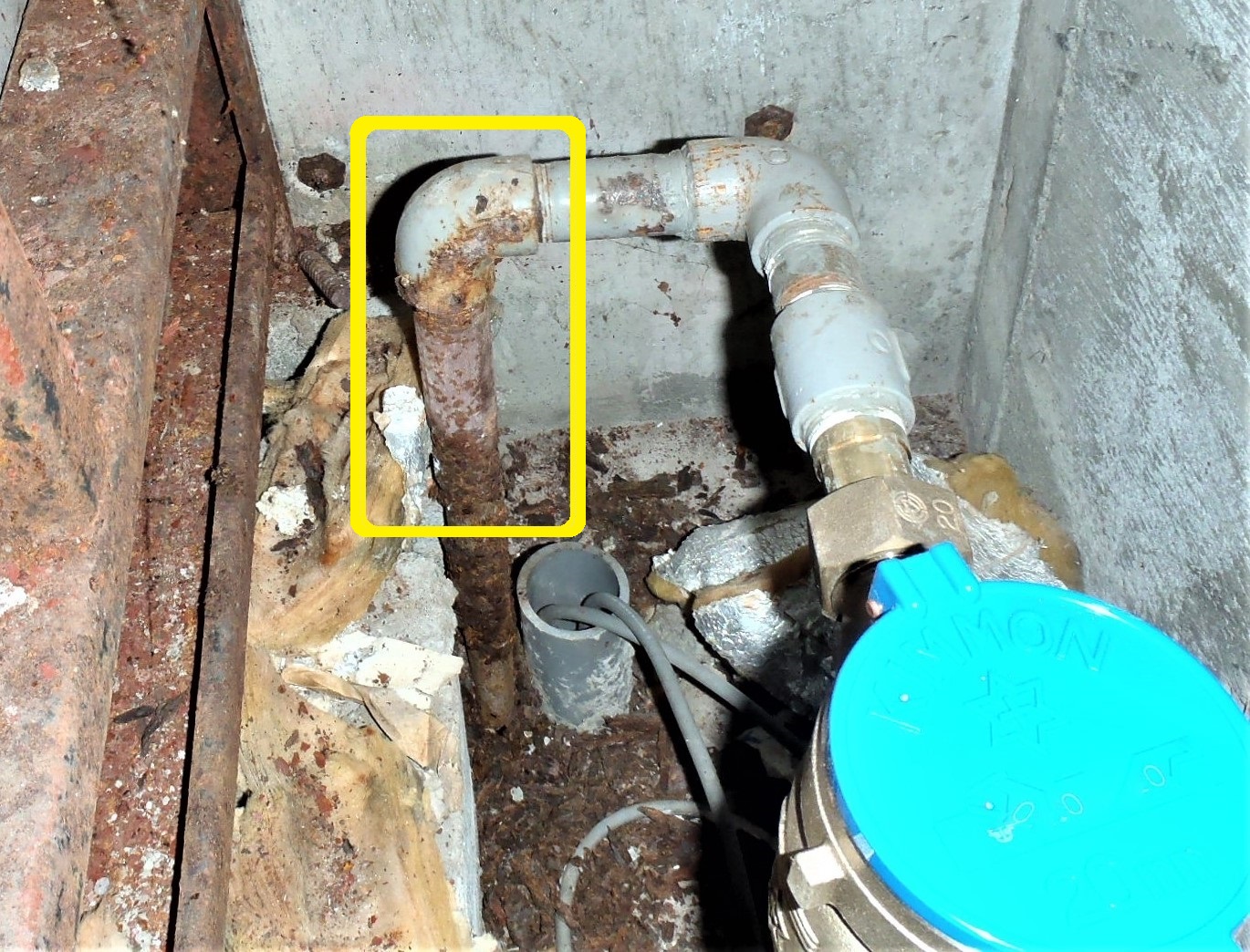 水道メーター前後の水道管の腐食の写真 水道メーター前後の水道管の腐食の写真