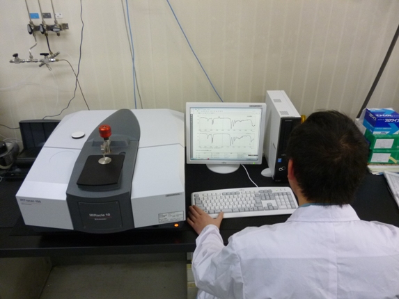 フーリエ変換赤外分光光度計（FTIR）の写真